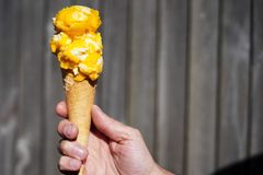 Den nye appelsinis vandt prisen som "Årets bedste iskugle" ved Danmarks første Ismesse i januar. Fra og med påske kan danskerne endelig få fingrene i den.