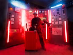 Louis Jarto har knoklet for at bryde igennem, og er nu valgt som dette års kunstner til Tuborgs nye initiativ ”Varm Op”, der bringer en ny, dansk kunstner frem i lyset gennem en omfattende koncertrække på lokale venues. Her ses han foran sin reaktor, han med hjælp fra venner har bygget i en kirkekælder på Vesterbro.
