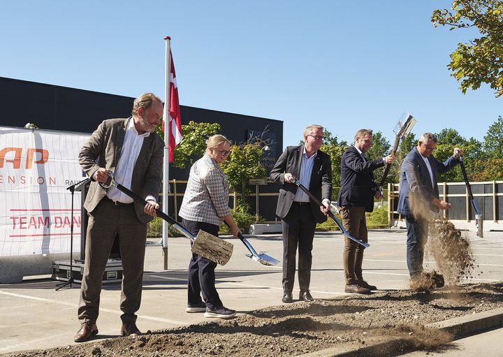 Fra venstre: Carsten Raundal, CEO Raundahl & Moesby, Maja Højgaard, borgmester, Brøndby Kommune, erhvervsminister Morten Bødskov, Peter Olsson og Team Danmarks formand, Lars Krarup