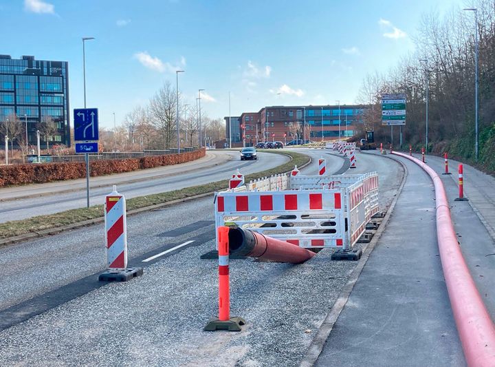 TREFOR er i gang med at lægge en ny højspændingsledning i jorden - her på Skamlingvejen - for at sikre en stabil og fremtidssikret el-infrastruktur.