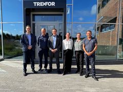 Ved kontraktunderskrivelsen hos TREFOR i Kolding. Fra venstre: Antti Paajoki, Head of Sales, Nordics and DACH – Aidon, Niels Riis Lindholm, Senior Manager – TREFOR Infrastruktur, Tommi Blomberg, CEO – Aidon, Anne-Mette Runge Fris, juridisk rådgiver – Servia, Rikke Værnholt Pedersen, projektleder – EWII, og Per Sørensen, direktør – TREFOR El-net.