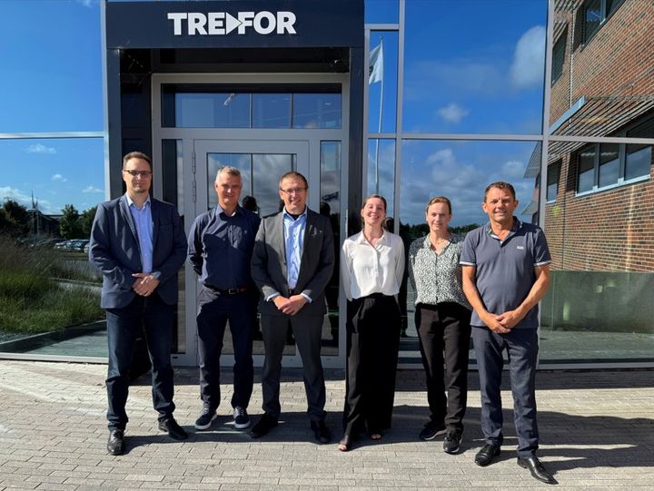 Ved kontraktunderskrivelsen hos TREFOR i Kolding. Fra venstre: Antti Paajoki, Head of Sales, Nordics and DACH – Aidon, Niels Riis Lindholm, Senior Manager – TREFOR Infrastruktur, Tommi Blomberg, CEO – Aidon, Anne-Mette Runge Fris, juridisk rådgiver – Servia, Rikke Værnholt Pedersen, projektleder – EWII, og Per Sørensen, direktør – TREFOR El-net.