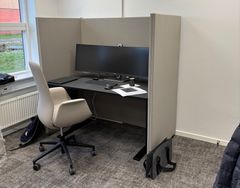 Lokalerne på Sandemandsvej i Rønne er blevet moderniseret og indrettet, så de 25 ansatte i TREFOR El-net Øst kan arbejde aktivitetsbaseret. Her er der både pladser til fordybelse og zoner, der er beregnet til, at flere arbejder sammen.