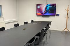 Lokalerne på Sandemandsvej i Rønne er blevet moderniseret og indrettet, så de 25 ansatte i TREFOR El-net Øst kan arbejde aktivitetsbaseret. Her er der både pladser til fordybelse og zoner, der er beregnet til, at flere arbejder sammen.