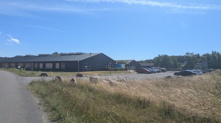 TREFOR har købt ejendommen på Sandemandsvej 13 i Rønne af PostNord, og nu er det bornholmske elforsyningsselskab rykket ind på adressen.