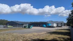 TREFOR har købt ejendommen på Sandemandsvej 13 i Rønne af PostNord, og nu er det bornholmske elforsyningsselskab rykket ind på adressen.