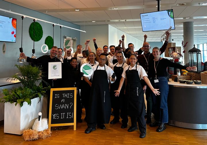 Glade ISS-medarbejdere i Rambølls kantine på hovedkontoret i Ørestaden i København.