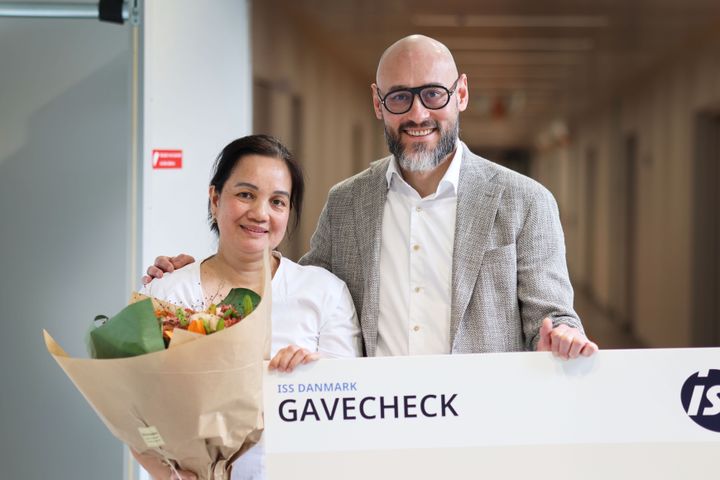 Årets Æble i ISS Danmark - Menchita Svarter - sammen med CEO i ISS Danmark, Henrick Berendtsen