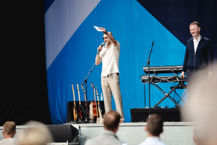 Henrick Berendtsen, CEO ISS Danmark, og Kasper Fangel, CEO ISS A/S, på scenen til ISS' 125-års jubilæumsfest