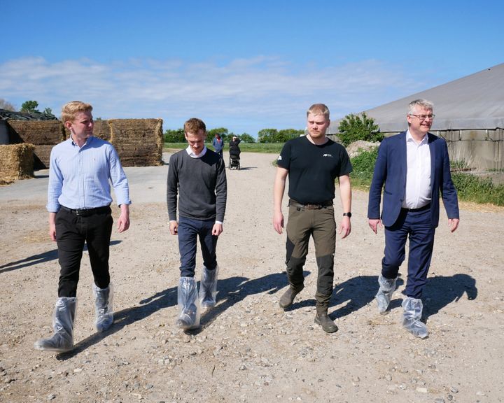 Mandag den 12. maj var fødevare, landbrug- og fiskeriminister Jacob Jensen på besøg hos mælkeproducent Frederik Grubbe på Fyn. Fra venstre: formand for LandboUngdoms politiske udvalg Søren Bank Nielsen, formand for LandboUngdom Christian Orthmann, mælkebonde Frederik Grubbe og minister Jacob Jensen.