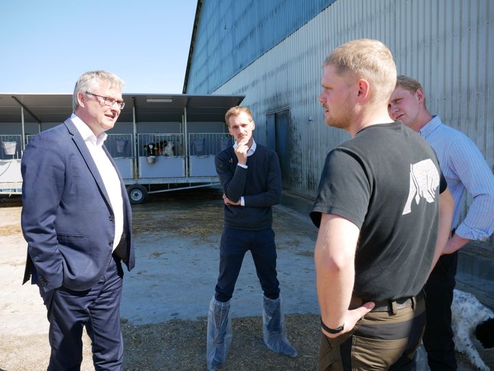 Minister Jacob Jensen i samtale med mælkeproducent Frederik Grubbe fra Fyn, formand for LandboUngdom Christian Orthmann og formand for LandboUngdoms politiske udvalg Søren Bank.