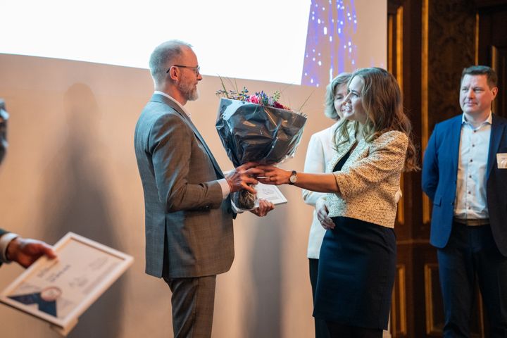 Digitaliseringsminister Marie Bjerre har i dag uddelt Prisen for Årets Digitale SMV:Omstilling 2024 til Jydsk Blindrammefabrik A/S fra Lystrup.