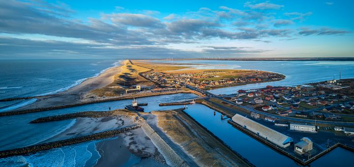 Luftfoto af havnen i Thorsminde, der er nærmeste landkending for Thor Havvindmøllepark og har lagt navn til parken. Foto: Ole Mortensen/RWE