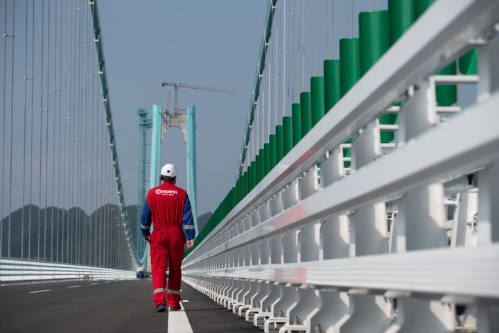 Huajiang Canyon Bridge