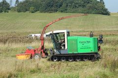 Den nyudviklede høstmaskine, der kan høste græs på vandmættede lavbundsjorde