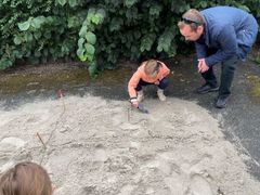 Det er bare at gå igang med graveske og tålmodighed, når jagten på fortiden går ind. Igen i år inviterer ROMU og Egedal Arkiver og Museum til Arkæologisk Værksted for sommerferieramte familier. Foto: Egedal Arkiver og Museum