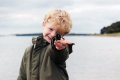 Man kan både røre, prøve, lugte, se og smage sig igennem fjordens maritime historie, når Færgegården inviterer til "Mød dyrene i fjorden" i to af sommerferiens uger. Foto: Trine Sejthen /ROMU