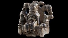 Den originale sølvfigur, der forestiller Odin med sine to ravne, blev fundet i 2009 tæt på Lejre Museum og kan i dag opleves i museets permanente udstilling. Foto: Ole Malling /Lejre Museum, ROMU