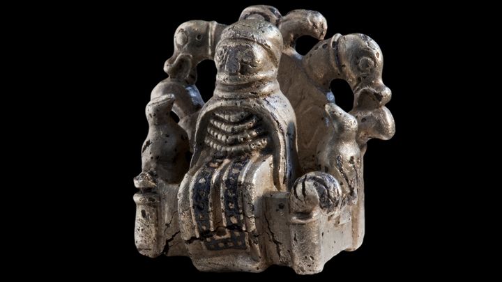 Den unikke sølvfigur, der blev fundet nær Lejre Museum i 2009, kan opleves i museets permanente udstilling. Foto: Ole Malling, Lejre Museum /ROMU