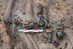 I en grav med et barn på 5-6 år fandt arkæologerne blandt andet en halskæde, der var lagt ned som gravgave. I alt er der fundet omkring 2700 genstande alene i gravene, og mange af dem er perler og smykker som her. Foto: Kirsti Pedersen /ROMU