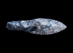 Den lille flintdolk lå i graven hos et af de døde børn. Dolken kan sammen med en armring af bronze og fire ravknapper ses i spotudstillingen ”De døde børns gravhøj”, som kan opleves på Roskilde Museum fra den 19. september. Foto: Kristian Grøndahl /ROMU