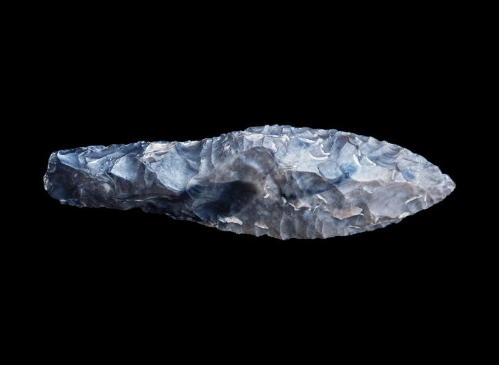 Den lille flintdolk lå i graven hos et af de døde børn. Dolken kan sammen med en armring af bronze og fire ravknapper ses i spotudstillingen ”De døde børns gravhøj”, som kan opleves på Roskilde Museum fra den 19. september. Foto: Kristian Grøndahl /ROMU