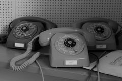Telefonerne stod klar til vigtige opkald og kontakt med omverdenen i Kommandocentralen under Klostermarksskolen i årtierne, hvor Den Kolde Krig satte sit præg – også i Roskilde. Foto: Trine Sejthen /ROMU