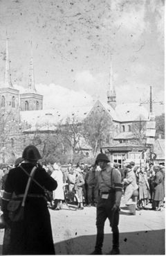 Frihedskæmpere og befolkning kunne nære nyt håb og samles på Stændertorvet den 5. maj 1945. Foto: Roskilde Lokalhistoriske Arkiv