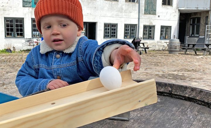 Et museumsbesøg sætter rammen om oplevelser, som familien kan være fælles om i påskeferien. Her er det Lützhøfts Købmandsgaard i Roskilde, der er rammen om påskelege.