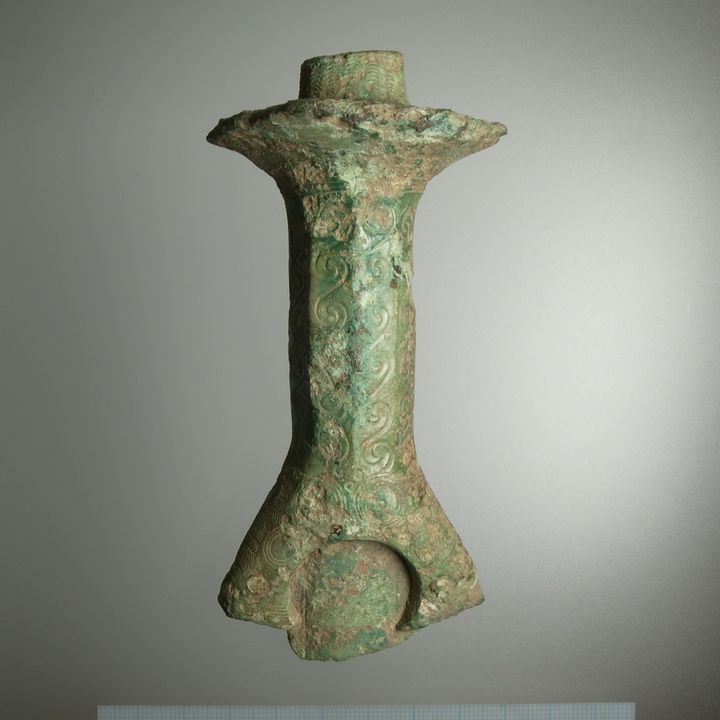 Blandt spotudstillingens særligt udvalgte genstande er et udsmykket, ottekantet bronzealdersværdgreb, som er fundet med detektor på en mark i Hornsherred.