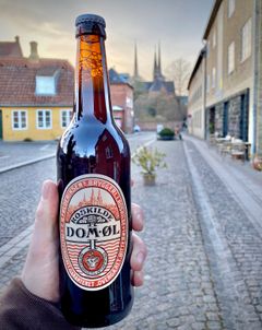 I 2023 lancerede Lützhøfts Købmandsgaard med stor succes en historisk bitterøl, kaldet Dom-øl. Den populære øl kan kun købes i en radius af max 1 kilometer fra Roskilde Domkirke. Foto: Jakob Caspersen /ROMU