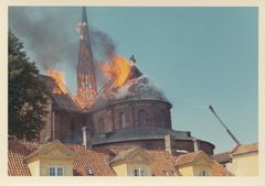 I spotudstillingen ’Roskilde brænder!’ bliver branden i Roskilde Domkirke i 1968 mindet med et rigt fotomateriale, avisartikler og dokumentaroptagelser. Foto: Roskilde Arkiverne