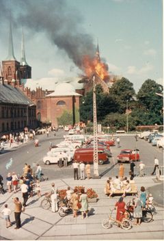 I spotudstillingen ’Roskilde brænder!’ bliver branden i Roskilde Domkirke i 1968 mindet med et rigt fotomateriale, avisartikler og dokumentaroptagelser. Foto: Roskilde Arkiverne