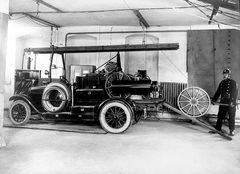 Med brandstationen i Sankt Ols Stræde fik brandfolkene helt nyt udstyr. Her ses deres første brandbil, Trianglen, som de indkøbte for 100 år siden, i 1924. Foto: Roskilde Brandvæsen