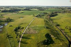 Landskabet omkring Lejre Museum i Gl. Lejre er fyldt med spor fra fortiden. Tre årtiers arkæologisk forskning i området viser, at her var et magtcentrum i yngre jernalder og vikingetid. Brik for brik lægges nye stykker til forståelsen af den kongemagt, som havde sit sæde her gennem 500 år. Foto: ROMU