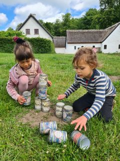 I år bliver det traditionsrige kildemarked ved Tadre Mølle endnu mere børnevenligt. Mens de voksne snuser rundt mellem kunsthåndværk og delikatesser i boderne, kan børnene underholde sig med gamle lege og sjove aktiviteter.