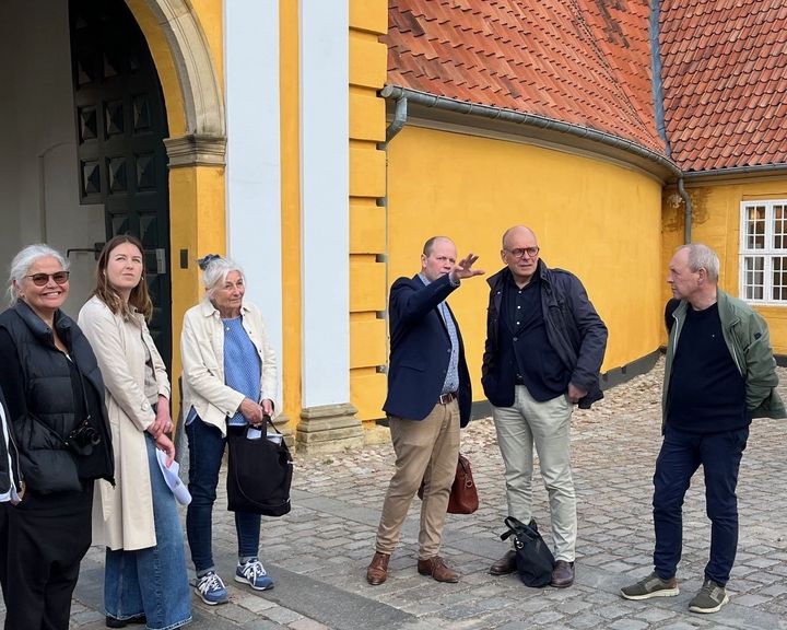 Rådgiverne fra Bauherr og Anlægsfondens byggegruppe holder indledende møde her foran det smukke palæ i Roskilde. Bauherr bliver bygherrerådgiver på det kommende verdensarvscenter, som skal etableres i dele af det Det Kongelige Palæ, der sammen med Roskilde Domkirke er en del af det kulturhistoriske miljø i Roskildes historiske bykerne. Fra venstre: Naja Lynge, Anna Luna Svensson, Birte Skov, Morten Thomsen Højsgaard, Frederik Ejlers og Jesper Strunge Jensen.