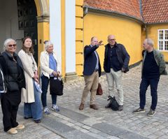 Rådgiverne fra Bauherr og Anlægsfondens byggegruppe holder indledende møde her foran det smukke palæ i Roskilde. Bauherr bliver bygherrerådgiver på det kommende verdensarvscenter, som skal etableres i dele af det Det Kongelige Palæ, der sammen med Roskilde Domkirke er en del af det kulturhistoriske miljø i Roskildes historiske bykerne. Fra venstre: Naja Lynge, Anna Luna Svensson, Birte Skov, Morten Thomsen Højsgaard, Frederik Ejlers og Jesper Strunge Jensen.