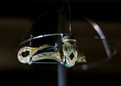 Udstillingens nyeste højdepunkt er den forgyldte øjenbrynsbue fra en pragthjelm, der dukkede op i 2024. Et forgyldt bronzefragment, røde smykkesten og et dyr med drabelige tænder og store øjne er ornamenteret på hjelmen.