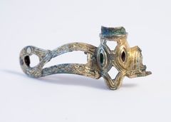 Et øjenbryn fra en pragthjelm føjer sig til rækken af kostbare fund, som arkæologer tolker som udtryk for elitær magt i Lejre jernalder og vikingetid. Arkæologisk chef Julie Nielsen fortæller om fundet i Lejre Museums foredragsrække, der undersøger, hvorledes datidens magten kan forstås.