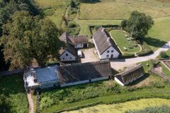 Med til et besøg på Tadre Mølle hører et smut i udtillingen, cafeen og den historiske have og måske en gåtur i de naturskønne omgivelser i Elverdamsdalen - altsammen oplevelser, som tagrenoveringen ikke sætter en stopper for.