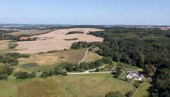 Tadre Mølle ligger i den naturskønne Elverdamsdalen og er den sidste af i alt 13 vandmøller, der tidligere har befundet sig i området.