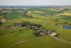 En flot donation fra KrogagerFonden sikrer, at ROMU’s arkæologer i et nyt, banebrydende projekt skal scanne undergrunden i Lejre for at kortlægge, hvor de med størst sandsynlighed kan lave succesfulde udgravninger. Fra luften kan man se områdets fascinerende skibssætninger.