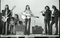 Skousen & Ingemann ved en koncert på Hvidovre Isstadion den 1. maj 1971. Fra venstre ses Peter Ingemann, Bjørn Uglebjerg, Niels Skousen, Knud Bjørnø og Stig Møller. Kun Tømrerclaus mangler.