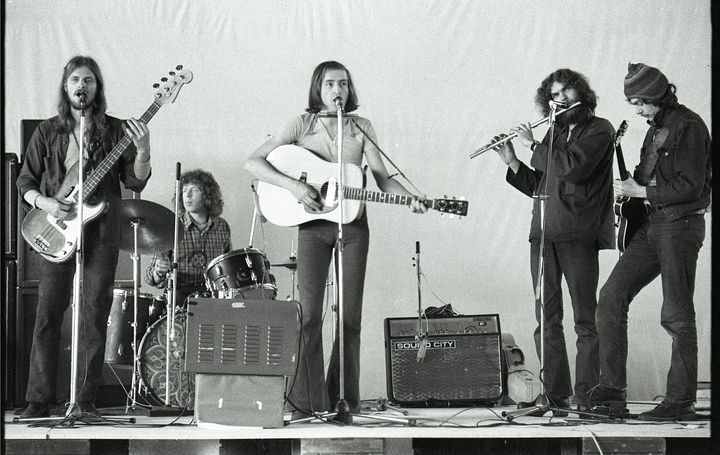 Skousen & Ingemann ved en koncert på Hvidovre Isstadion den 1. maj 1971. Fra venstre ses Peter Ingemann, Bjørn Uglebjerg, Niels Skousen, Knud Bjørnø og Stig Møller. Kun Tømrerclaus mangler.