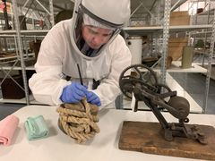 Der skal stor tålmodighed til arbejdet med at gennemgå og rengøre alle genstandene i ROMUs magasin. Her er det konservatorstuderende Christina Nielsen, der tager en af museets maritime genstande under nænsom og kærlig behandling.
