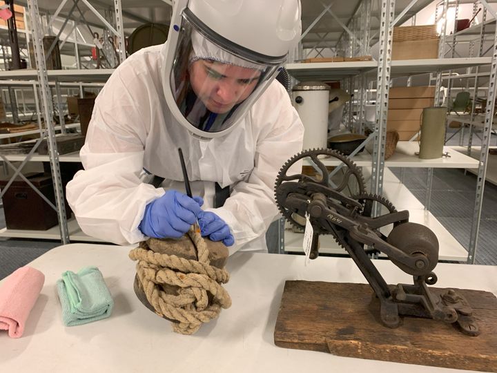 Der skal stor tålmodighed til arbejdet med at gennemgå og rengøre alle genstandene i ROMUs magasin. Her er det konservatorstuderende Christina Nielsen, der tager en af museets maritime genstande under nænsom og kærlig behandling.