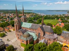 Roskilde Domkirke blev i 1995 optaget på UNESCO’s Verdensarvsliste, og lige siden har der været et ønske om et formidlings- og besøgscenter. Et ønske, der nu er på vej til at blive opfyldt. Fire teams har prækvalificeret sig i projektkonkurrencen om bygningstransformationen af Det Kongelige Palæ, son skal huse Roskilde Domkirke Verdensarvscenter. Foto: Mik Dahl/Storyflight
