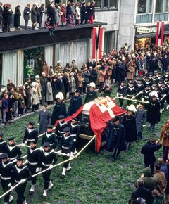 Forsidebilledet illustrerer bogens fokus på folkets rolle i de kongelige begravelsesritualer gennem 1000 år. Det er taget af bankansatte Lise Evers, som fra en af bankens øvre etager overværede Frederik 9.s begravelsesprocession gennem Roskildes gader en kold vinterdag den 24. januar 1972.