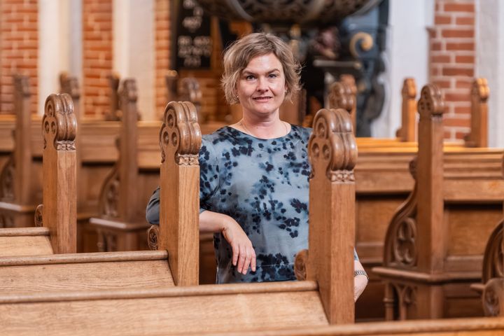 Kongelige begravelser forbindes ofte med rigsregalier, sølvløver og processioner. Men Laura Maria Schütze, museumsinspektør ved ROMU, retter som noget nyt i forskningssammenhæng blikket mod folkets rolle og ritualernes betydning i forholdet mellem folk og kongemagt.